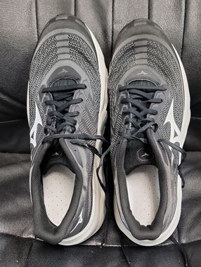 Mizuno Men's Gray and Black Athletic Running Shoes
